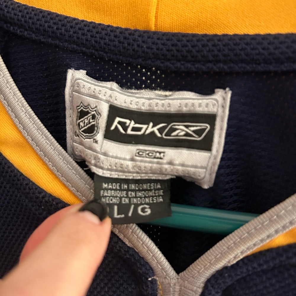 Reebok Buffalo Sabres Navy and Yellow Jersey - Picture 4 of 9